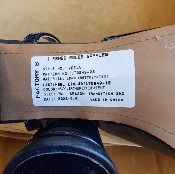 EUC- Stylish Dark Navy Criss-Cross Shoes!! 👠🥿👠 - Picture 8 of 8